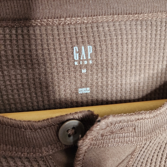 GAP Kids Waffle Henley Shirt in Brown Size M New With Tags - Picture 5 of 8